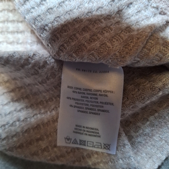 By Antropologie Light Taupe V-Neck Knit Top - Picture 6 of 12